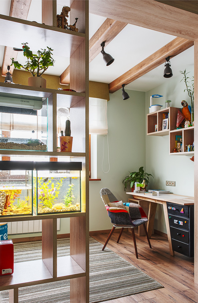 Ispirazione per un ufficio scandinavo con pavimento in legno massello medio e scrivania autoportante