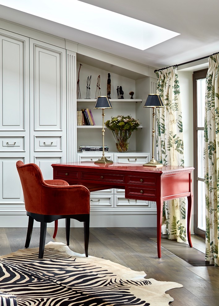 Klassisches Arbeitszimmer mit weißer Wandfarbe, braunem Holzboden, freistehendem Schreibtisch und braunem Boden