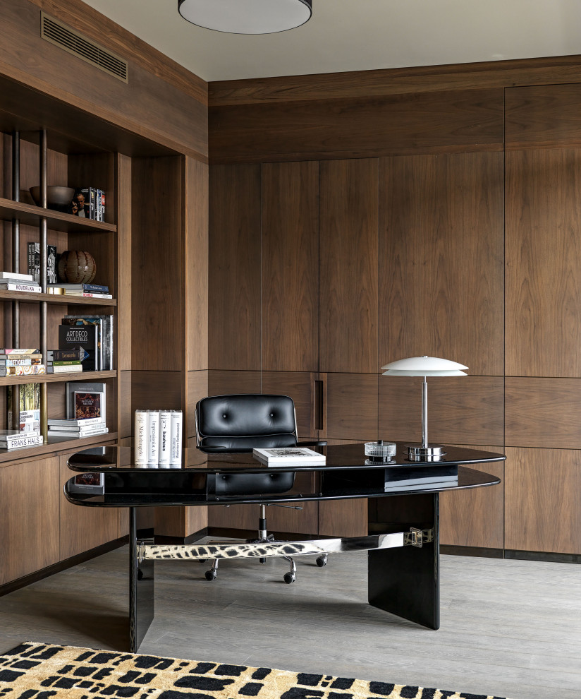 Ejemplo de despacho contemporáneo grande con paredes marrones, escritorio independiente y suelo gris