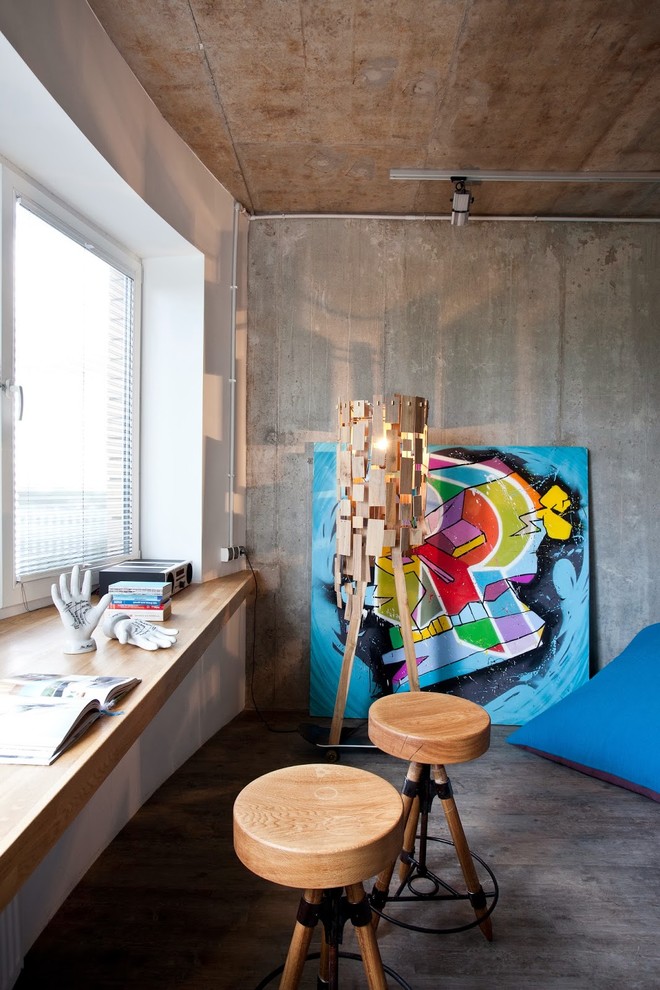 Foto de despacho urbano con escritorio empotrado, paredes grises y suelo de madera en tonos medios