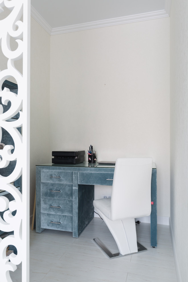 Cette image montre un petit bureau traditionnel avec un mur beige, sol en stratifié, un bureau indépendant et un sol blanc.