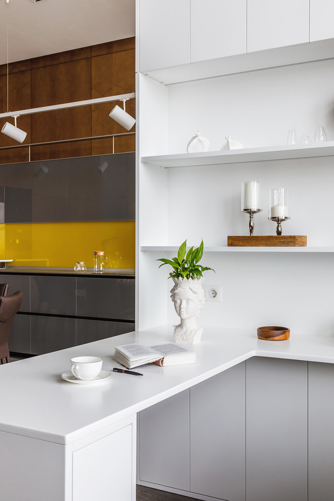 Стильный дизайн: кабинет в современном стиле с встроенным рабочим столом - последний тренд