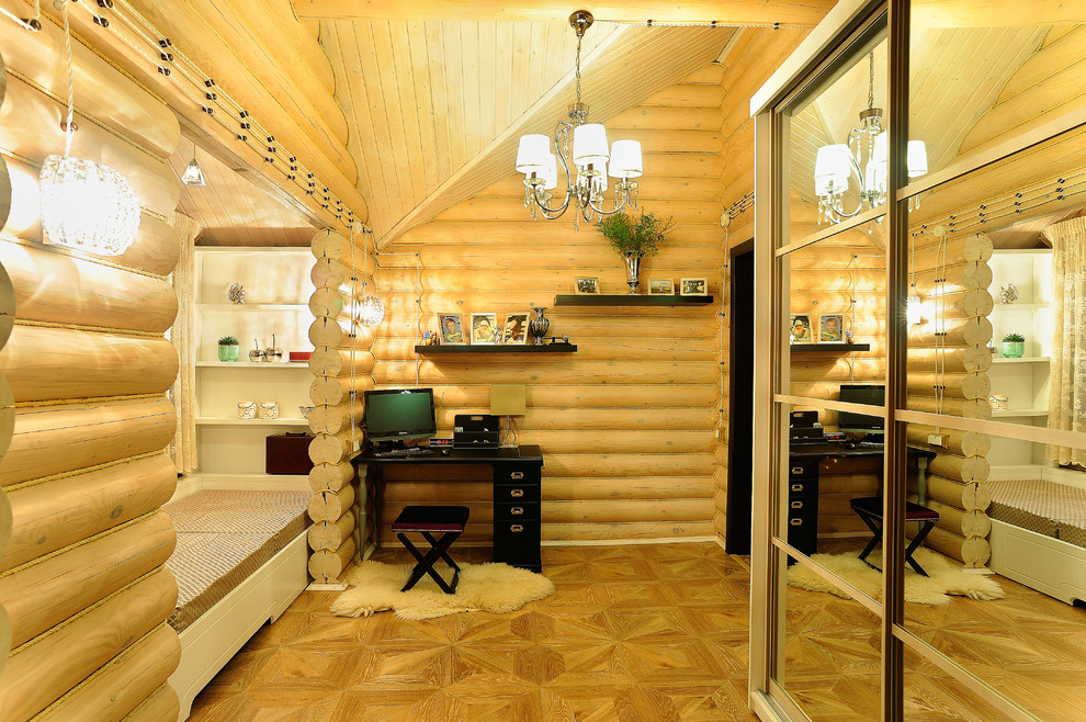 На фото: маленький кабинет в стиле кантри с паркетным полом среднего тона и отдельно стоящим рабочим столом без камина для на участке и в саду