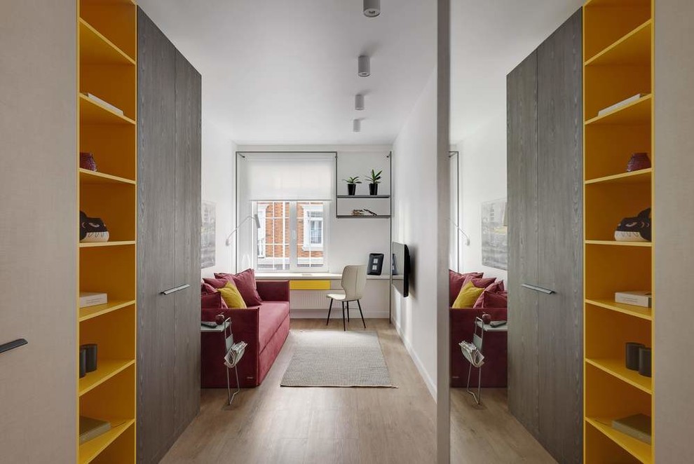 Idée de décoration pour un petit bureau design avec un mur blanc, un sol en vinyl et un sol marron.