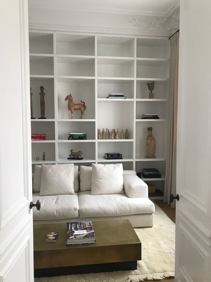 Foto di un grande studio classico con libreria, pareti bianche, pavimento in legno verniciato e pavimento beige