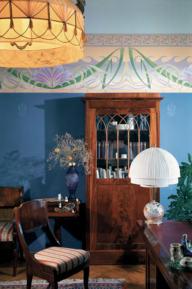 Idée de décoration pour un bureau tradition de taille moyenne avec un mur bleu, un sol en bois brun et un bureau indépendant.