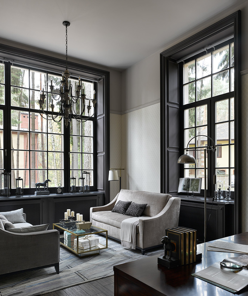 Imagen de despacho clásico con biblioteca, paredes grises, suelo de madera oscura y suelo negro