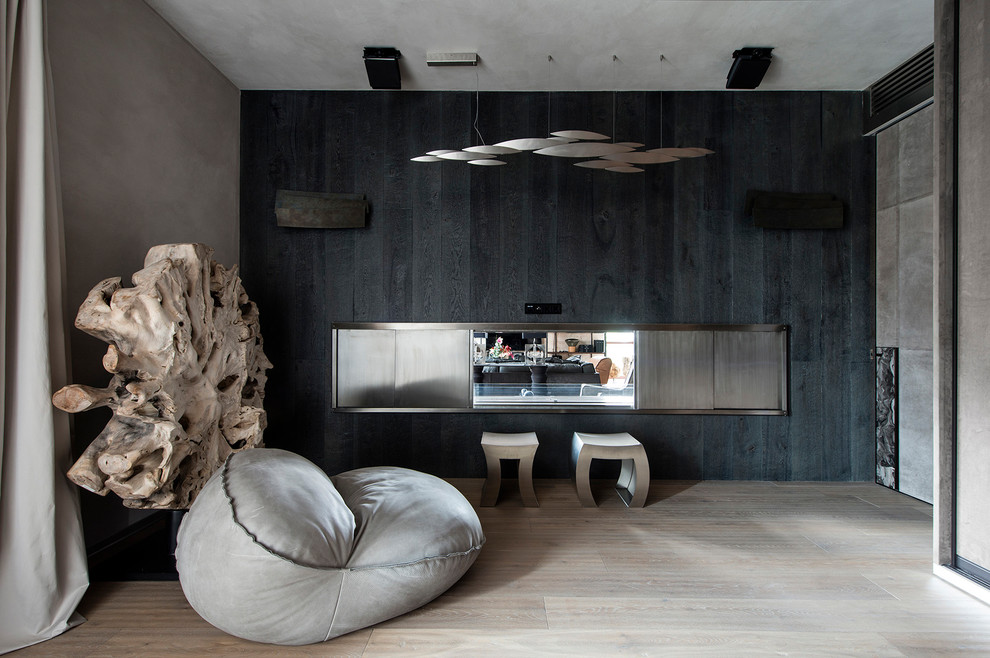 Idee per uno studio con pareti grigie, pavimento in legno massello medio, camino bifacciale, cornice del camino in legno, scrivania autoportante e pavimento beige