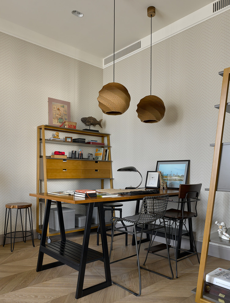 На фото: рабочее место в современном стиле с серыми стенами, светлым паркетным полом, отдельно стоящим рабочим столом и бежевым полом с