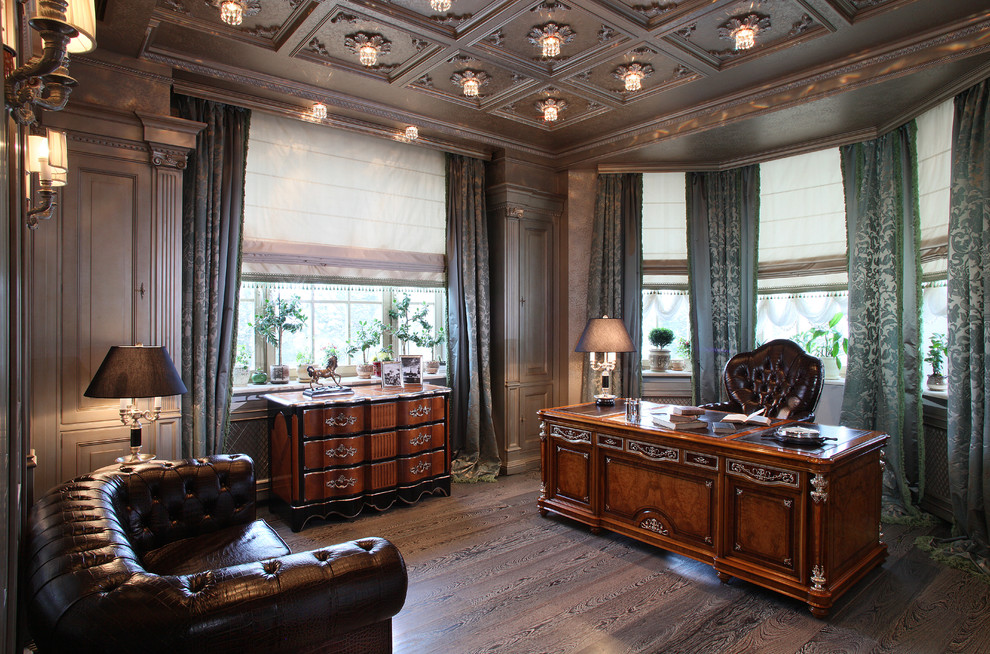 Ejemplo de despacho tradicional de tamaño medio con paredes marrones, suelo de madera en tonos medios, escritorio independiente y suelo marrón