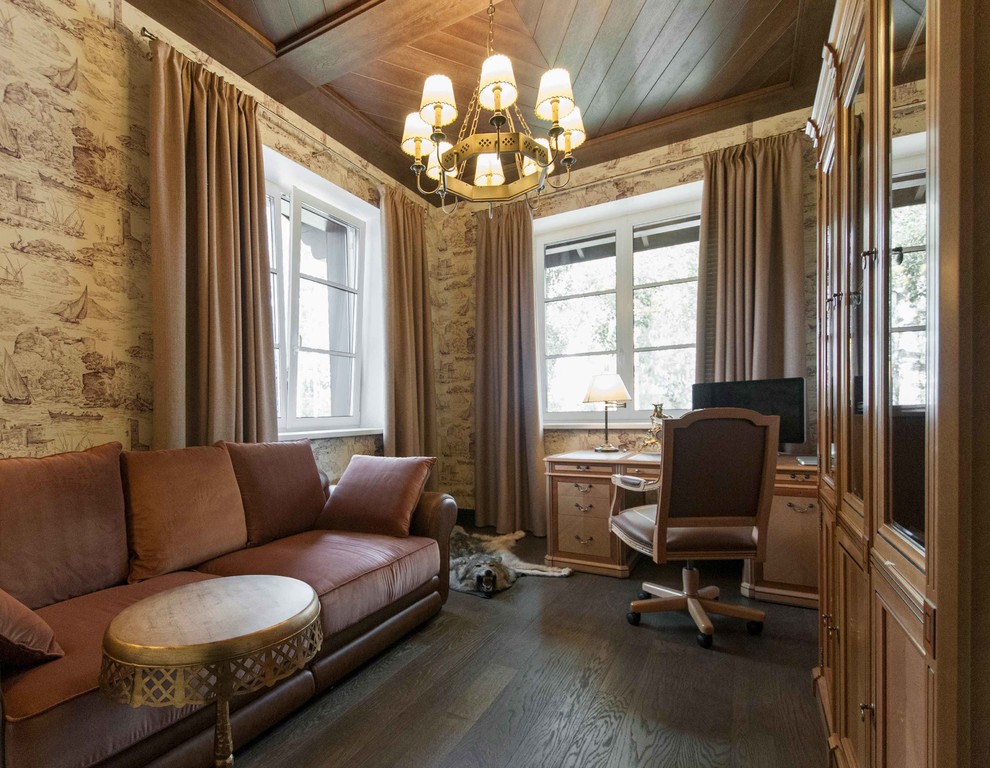 Idée de décoration pour un grand bureau tradition avec parquet foncé, un bureau indépendant et un mur beige.
