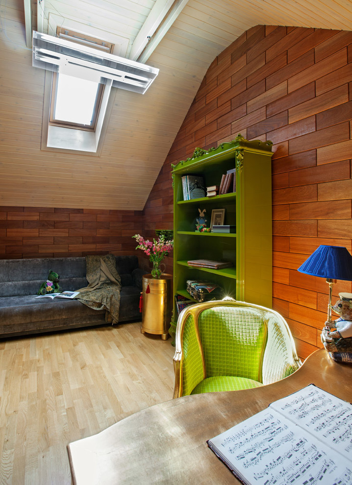 Idéer för att renovera ett mellanstort eklektiskt hemmabibliotek, med bruna väggar, ljust trägolv och ett fristående skrivbord