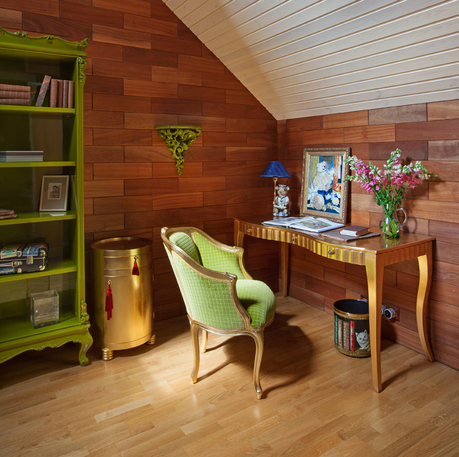 Diseño de despacho tradicional de tamaño medio con paredes marrones, suelo de madera clara y escritorio independiente