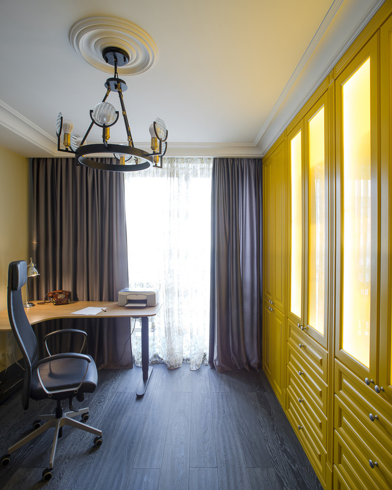 Aménagement d'un bureau classique avec un mur beige, parquet foncé, un bureau indépendant et un sol noir.