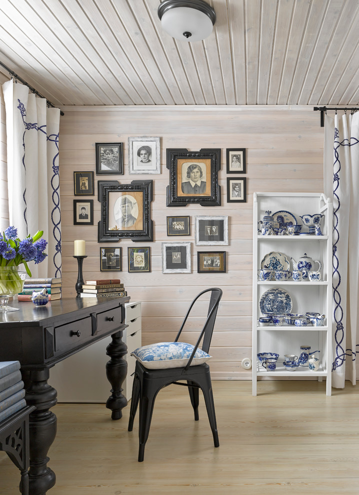 Idée de décoration pour un bureau vintage avec un mur blanc, un bureau indépendant et parquet clair.