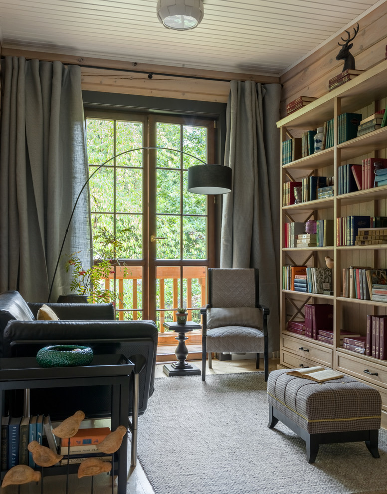 Inspiration pour un bureau rustique de taille moyenne avec une bibliothèque ou un coin lecture, un mur beige, un sol en bois brun et un sol beige.