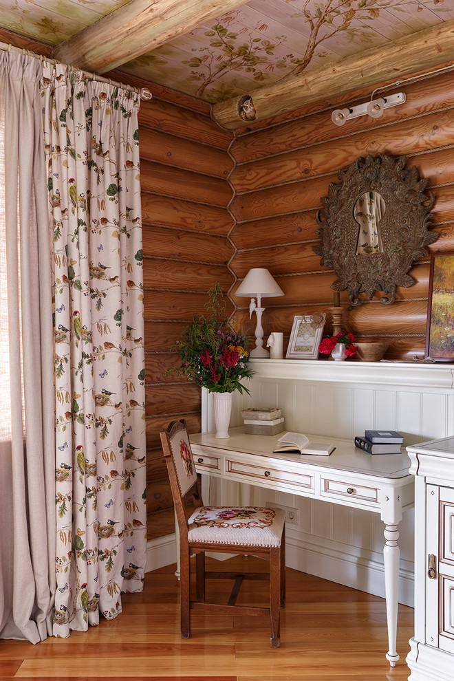 Exemple d'un petit bureau montagne avec un sol en bois brun et un bureau intégré.