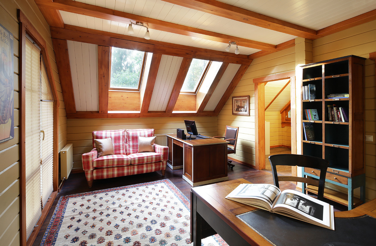 Diseño de despacho de estilo de casa de campo grande con paredes beige, suelo de madera oscura, escritorio independiente y suelo marrón