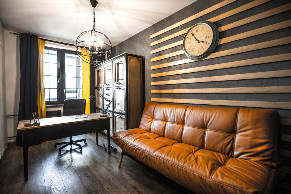 Industrial Arbeitszimmer mit Arbeitsplatz, grauer Wandfarbe, dunklem Holzboden und freistehendem Schreibtisch in Moskau
