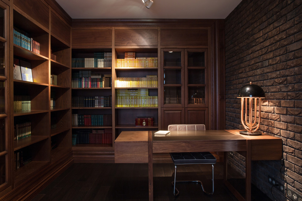 Inspiration för mycket stora moderna hemmabibliotek, med bruna väggar, ett fristående skrivbord, laminatgolv och brunt golv