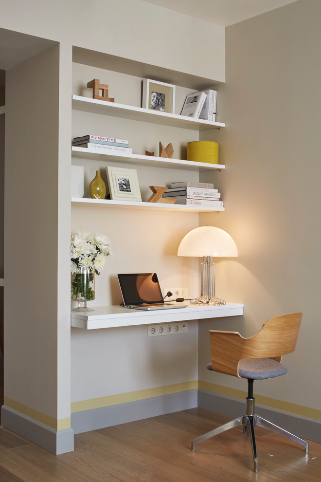 Idées déco pour un bureau contemporain avec un mur beige, parquet clair et un bureau intégré.