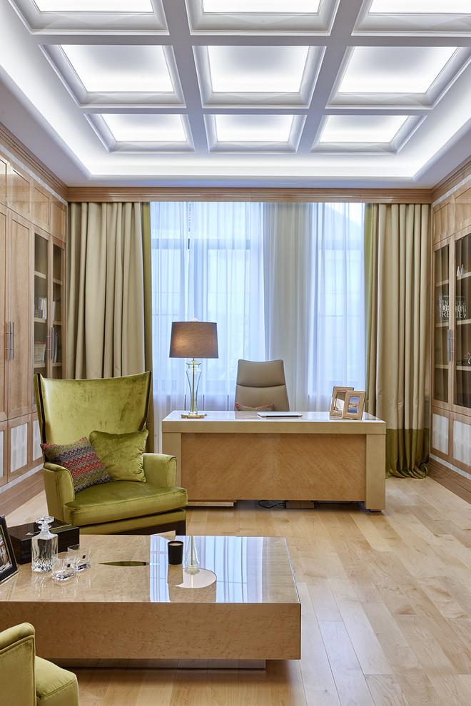 Cette image montre un bureau design avec parquet clair, un bureau indépendant et un sol beige.