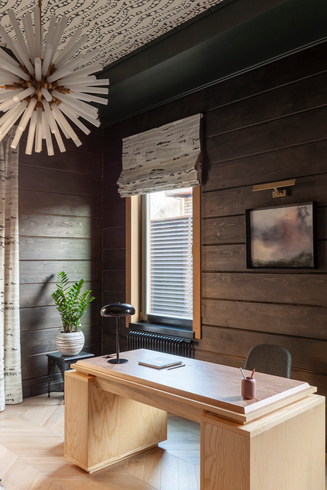 Imagen de despacho rural con paredes negras, escritorio independiente, bandeja y madera