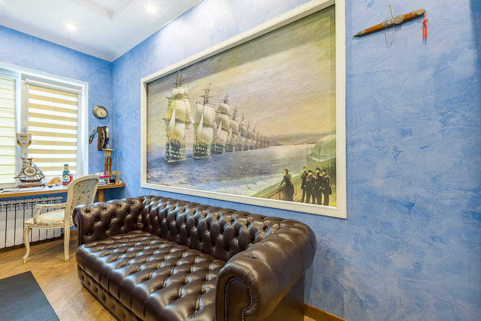 Mittelgroßes Klassisches Arbeitszimmer mit Arbeitsplatz, blauer Wandfarbe und freistehendem Schreibtisch in Moskau