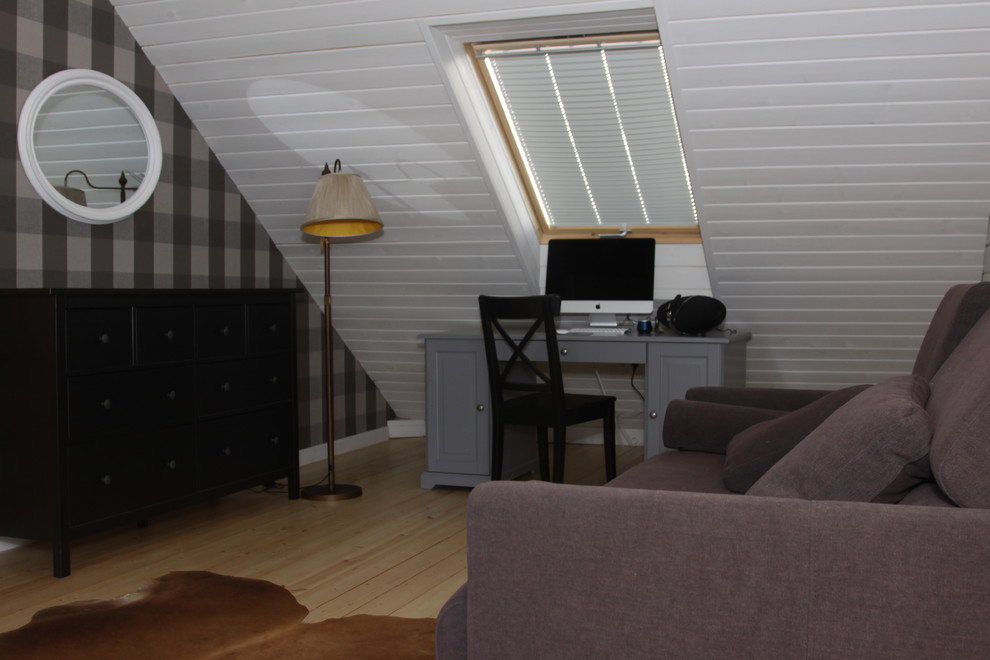 Imagen de despacho tradicional de tamaño medio con paredes grises, suelo de madera clara y escritorio independiente