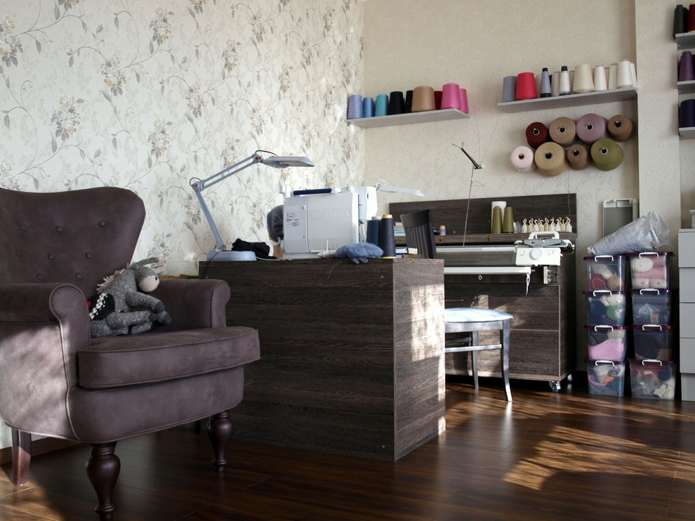На фото: кабинет в классическом стиле с местом для рукоделия, серыми стенами, полом из ламината и отдельно стоящим рабочим столом с