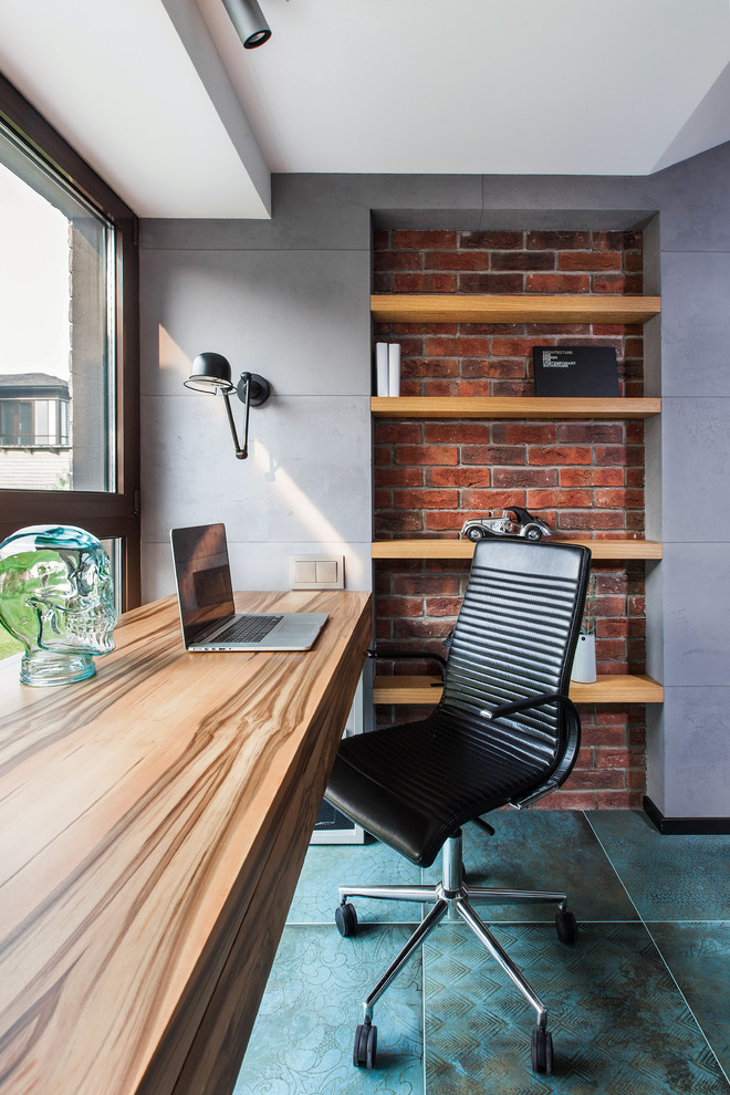Idee per un piccolo ufficio contemporaneo con scrivania incassata, pareti grigie e pavimento turchese