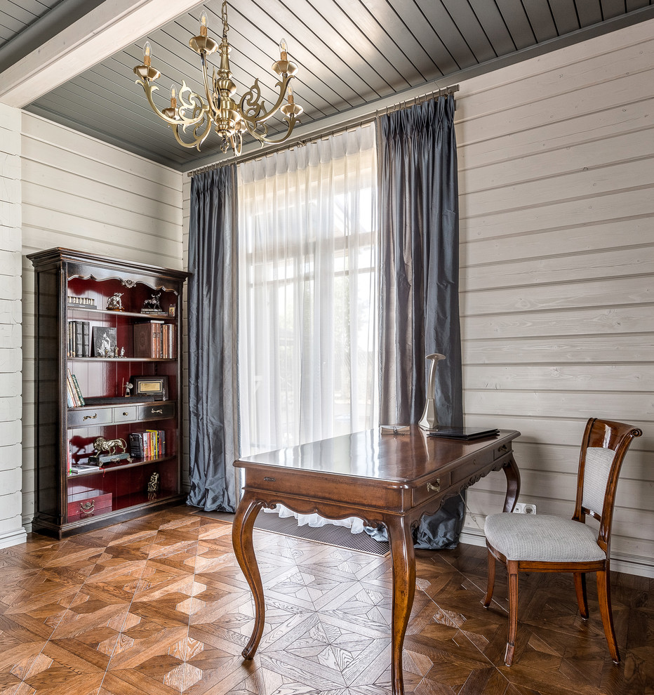 Foto de despacho tradicional renovado grande con suelo de madera en tonos medios, escritorio independiente, suelo marrón y paredes blancas