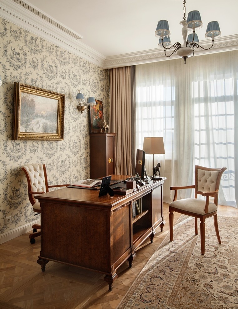Idéer för vintage arbetsrum, med flerfärgade väggar, mellanmörkt trägolv och ett fristående skrivbord