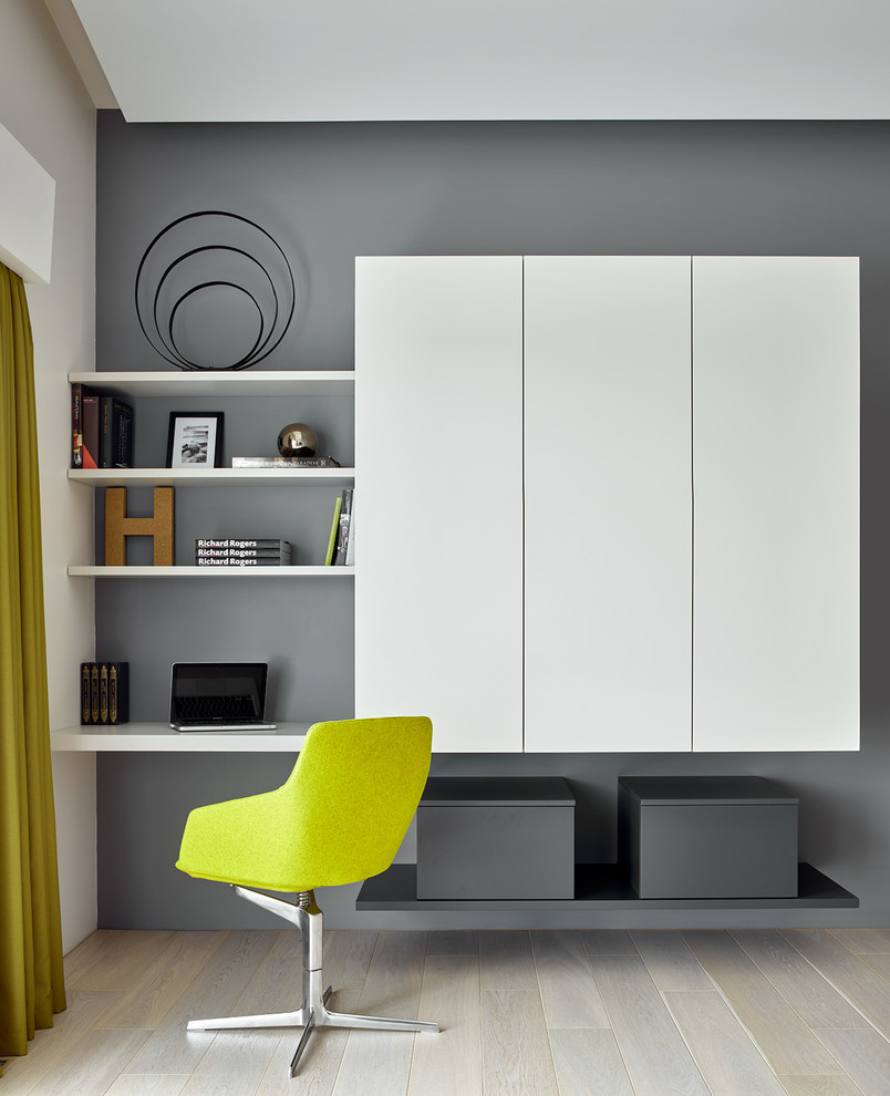 Idee per uno studio minimal con pareti grigie, parquet chiaro, scrivania incassata e pavimento beige