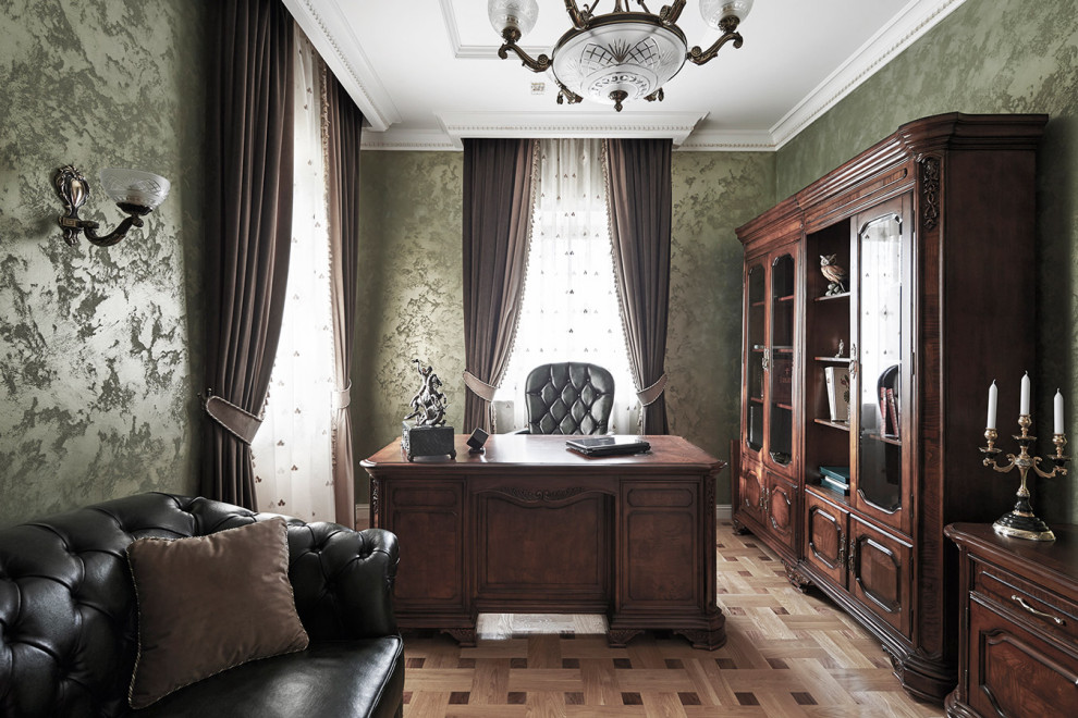 Идея дизайна: кабинет в классическом стиле с зелеными стенами и коричневым полом
