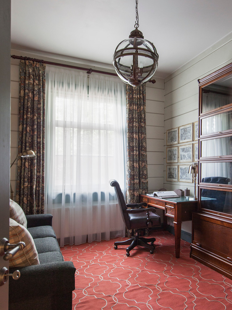 Foto de despacho clásico con paredes blancas, moqueta y escritorio independiente