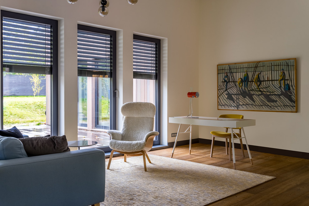 Источник вдохновения для домашнего уюта: кабинет в скандинавском стиле с белыми стенами, паркетным полом среднего тона, отдельно стоящим рабочим столом и коричневым полом