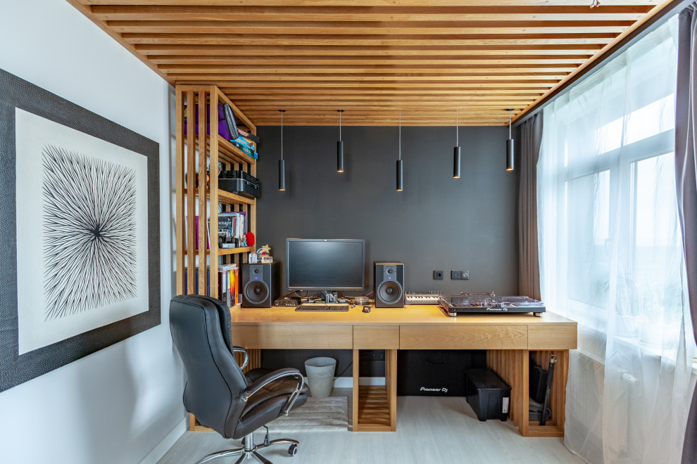 Пример оригинального дизайна: кабинет среднего размера в современном стиле с серыми стенами, светлым паркетным полом, отдельно стоящим рабочим столом, бежевым полом и деревянным потолком