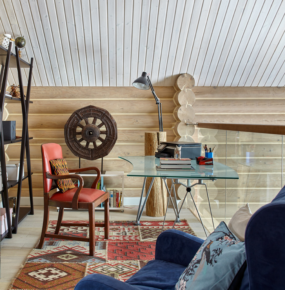 他の地域にあるカントリー風のおしゃれなホームオフィス・書斎 (淡色無垢フローリング、自立型机、ベージュの床、ベージュの壁) の写真