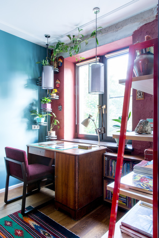 Immagine di un ufficio eclettico con pareti multicolore, pavimento in legno massello medio, scrivania autoportante e pavimento marrone