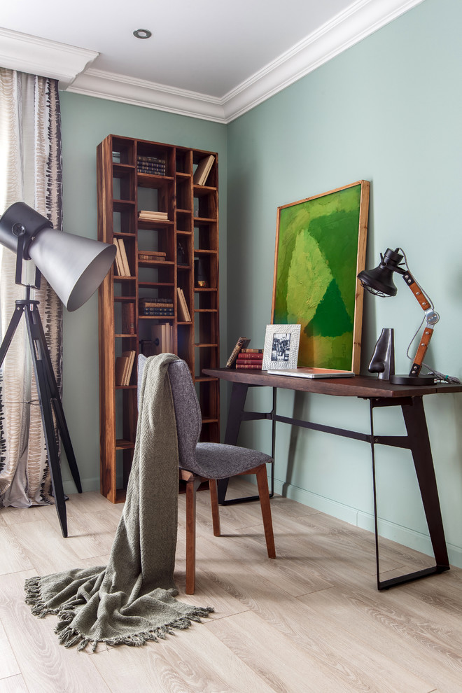 Idee per uno studio minimal con parquet chiaro, scrivania autoportante e pavimento beige