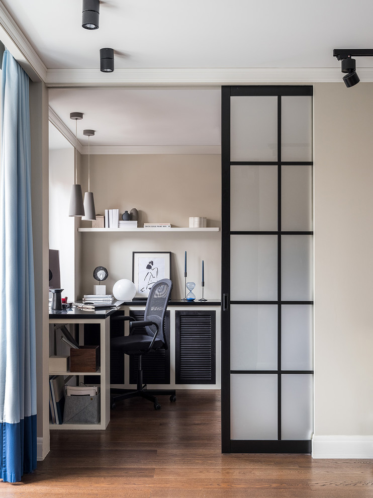 Idéer för små funkis arbetsrum, med beige väggar, mellanmörkt trägolv, ett inbyggt skrivbord och brunt golv