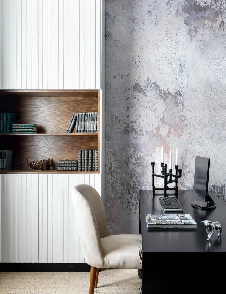 Foto de despacho tradicional renovado con paredes grises, suelo de corcho y escritorio independiente