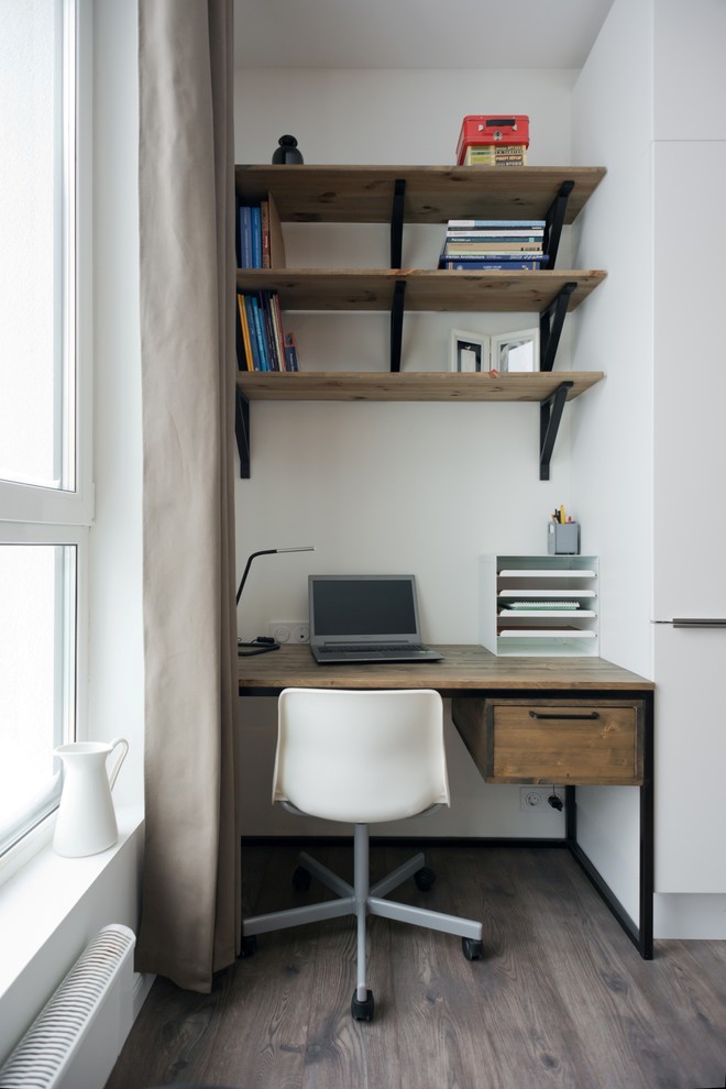 Foto di un piccolo ufficio design con pareti bianche, pavimento in laminato e scrivania autoportante