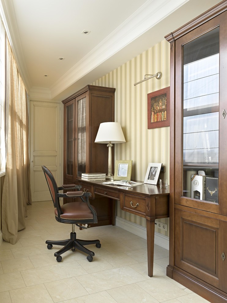 Imagen de despacho tradicional pequeño con suelo de baldosas de cerámica, escritorio independiente y paredes beige