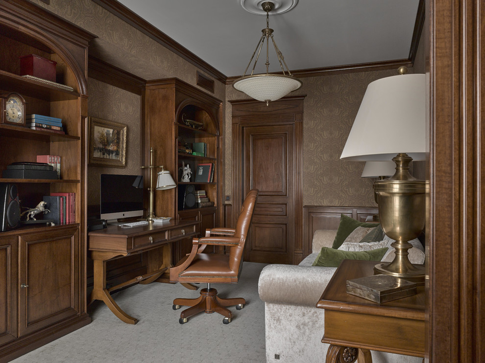 Réalisation d'un bureau tradition avec un mur marron, moquette et un bureau indépendant.