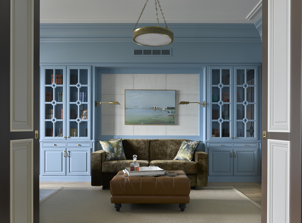 Diseño de despacho clásico renovado de tamaño medio sin chimenea con biblioteca, paredes azules, suelo de madera en tonos medios y suelo beige