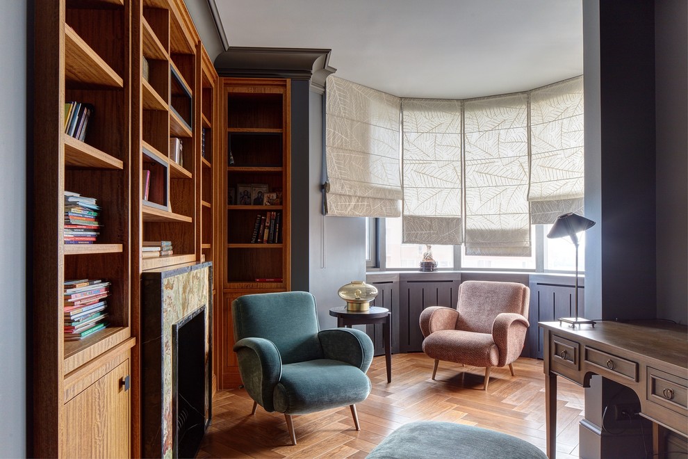 Источник вдохновения для домашнего уюта: кабинет в стиле неоклассика (современная классика) с серыми стенами, паркетным полом среднего тона и коричневым полом