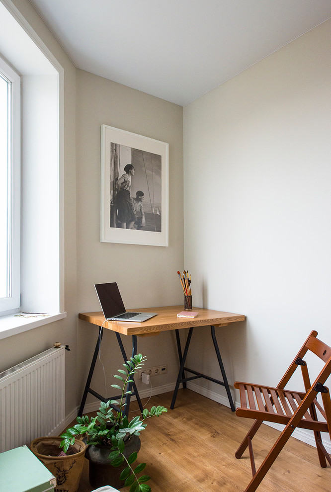 Cette image montre un bureau nordique avec un mur blanc, parquet clair et un bureau indépendant.
