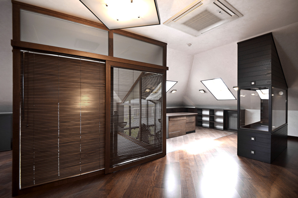 Idee per un grande ufficio boho chic con pareti beige, pavimento in legno massello medio, scrivania autoportante e pavimento marrone